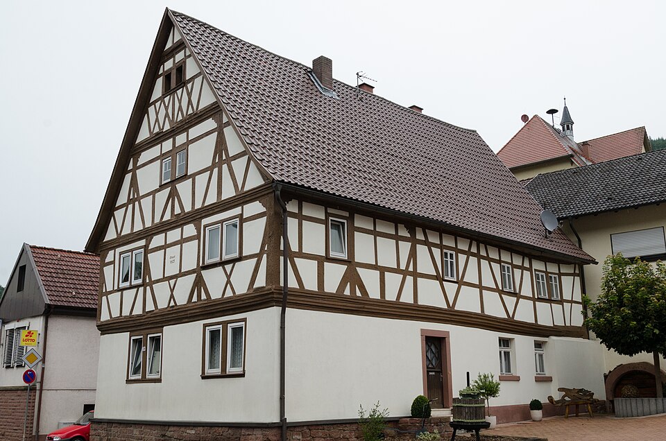 Fenster-Gurus in Eichenbühl – Hauptstraße (Foto: Tilman2007) Hauptstraße in Eichenbühl – Fenster-Gurus vermittelt Fachbetriebe in Eichenbühl
