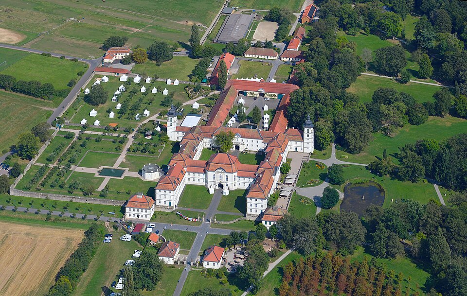 Fenster-Fachbetriebe in Eichenzell: Aerial image of Schloss – Foto: Carsten Steger Fenster-Fachbetriebe in Eichenzell: Aerial image of Schloss
