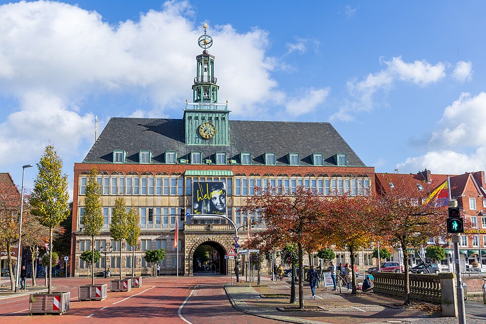Fenster-Fachbetriebe in Emden: Rathaus – Foto: Matthias Süßen Fenster-Fachbetriebe in Emden: Rathaus