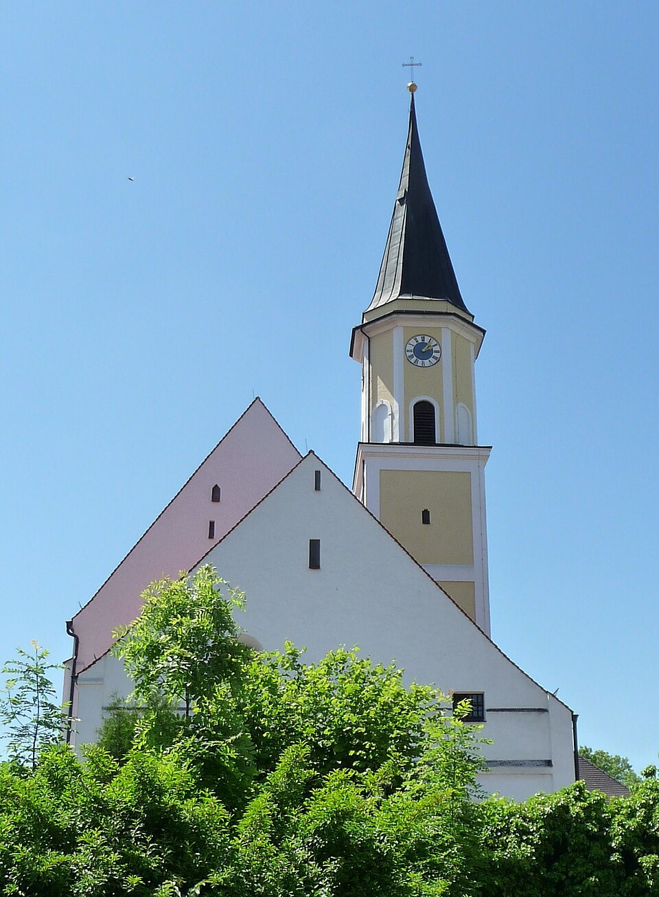 Fenster-Fachbetriebe in Ergolding: Pfarrkirche – Foto: Konrad Lackerbeck Fenster-Fachbetriebe in Ergolding: Pfarrkirche