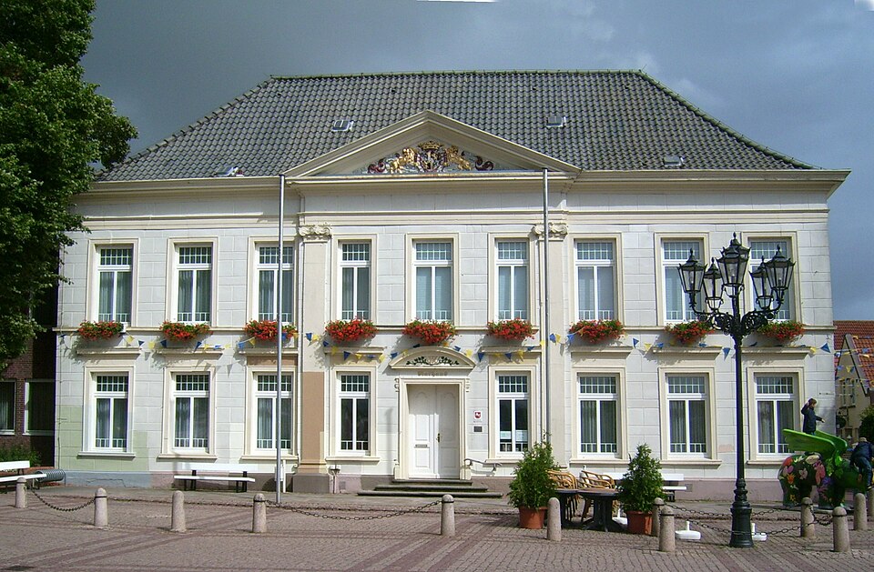 Fenster-Fachbetriebe in Esens: Rathaus – Foto: Lokilech Fenster-Fachbetriebe in Esens: Rathaus