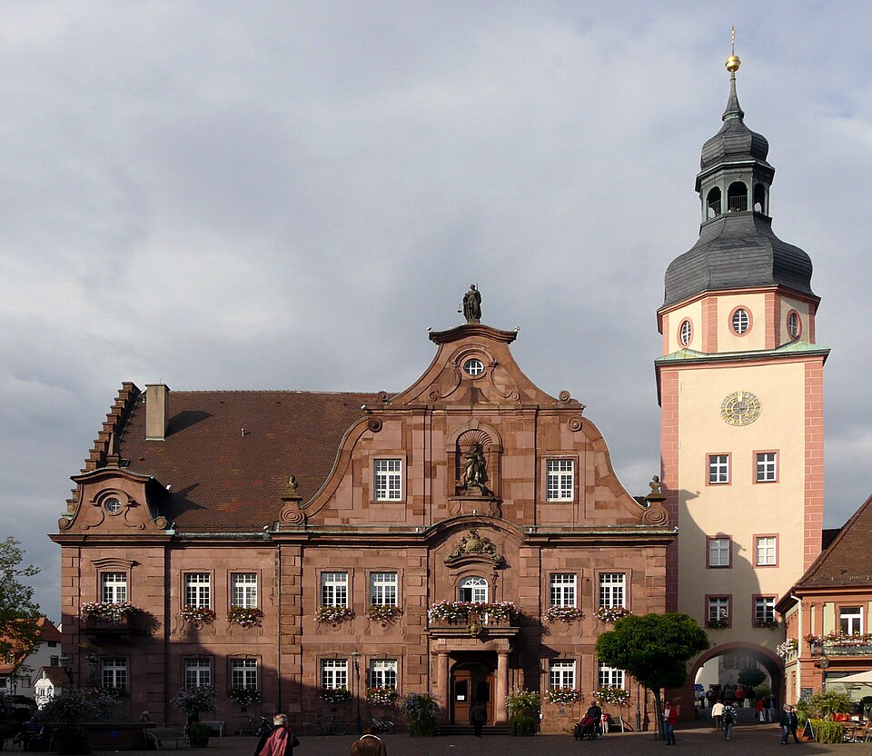 Fenster-Fachbetriebe in Ettlingen: Rathaus mit Turm