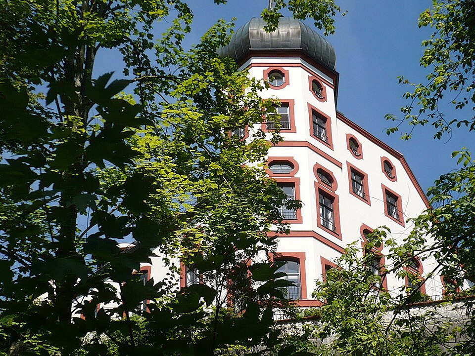Fenster-Gurus in Eurasburg – Schloss (Foto: Usien) Schloss in Eurasburg – Fenster-Gurus vermittelt Fachbetriebe in Eurasburg