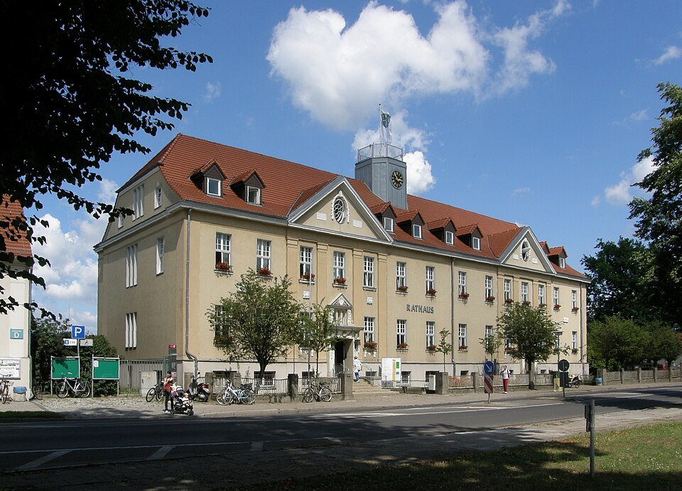 Fenster-Fachbetriebe in Falkensee: Rathaus – Foto: 44penguins Fenster-Fachbetriebe in Falkensee: Rathaus