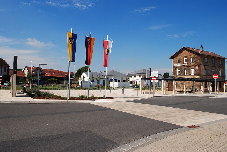 Fenster-Gurus in Flörsheim-Dalsheim – Bahnhofsvorplatz und Bahnhofsgebäude (Foto: Timonsheim) Bahnhofsvorplatz und Bahnhofsgebäude in Flörsheim-Dalsheim – Fenster-Gurus vermittelt Fachbetriebe in Flörsheim-Dalsheim