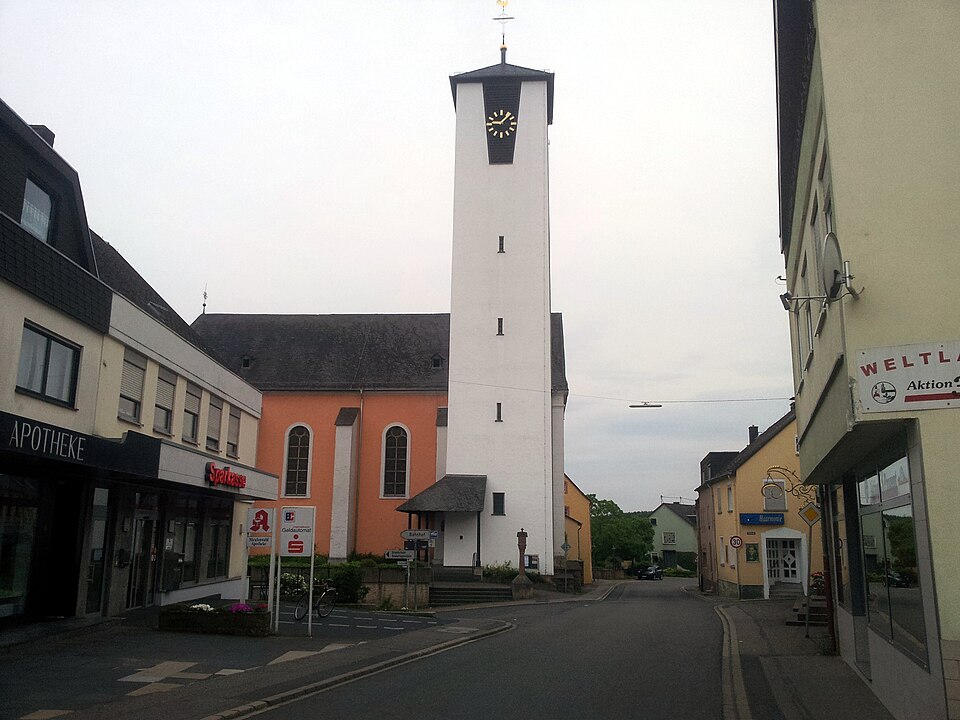 Hauptstraße mit Kirche in Föhren – Fenster-Gurus vermittelt Fachbetriebe in Föhren