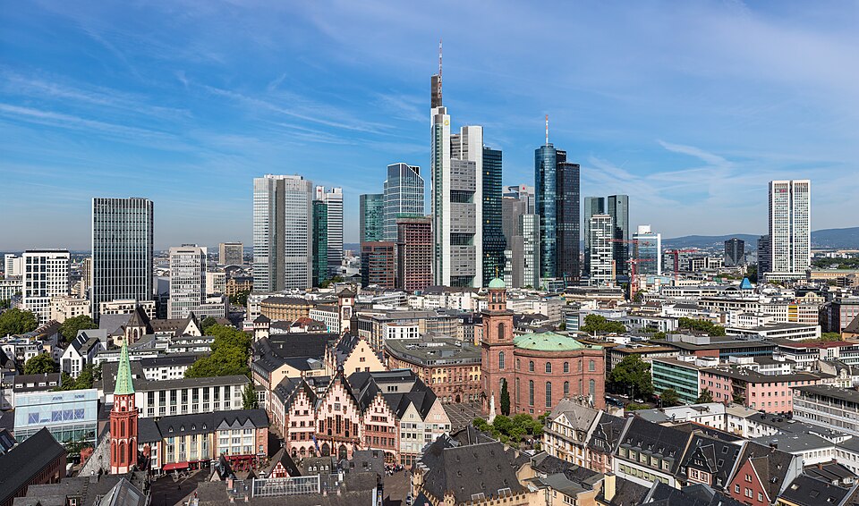 Fenster-Fachbetriebe in Frankfurt am Main: Frankfurter Altstadt mit Skyline