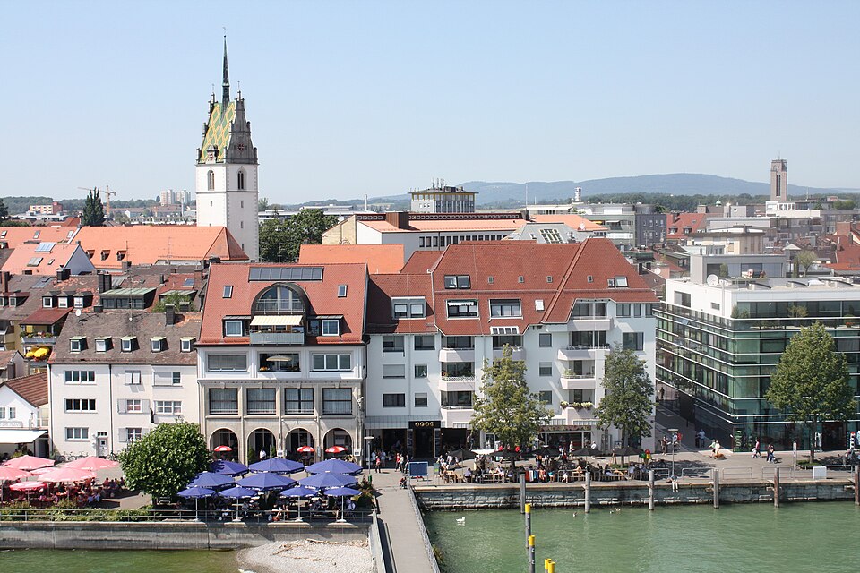 Fenster-Fachbetriebe in Friedrichshafen: Blick vom Moleturm auf die Altstadt