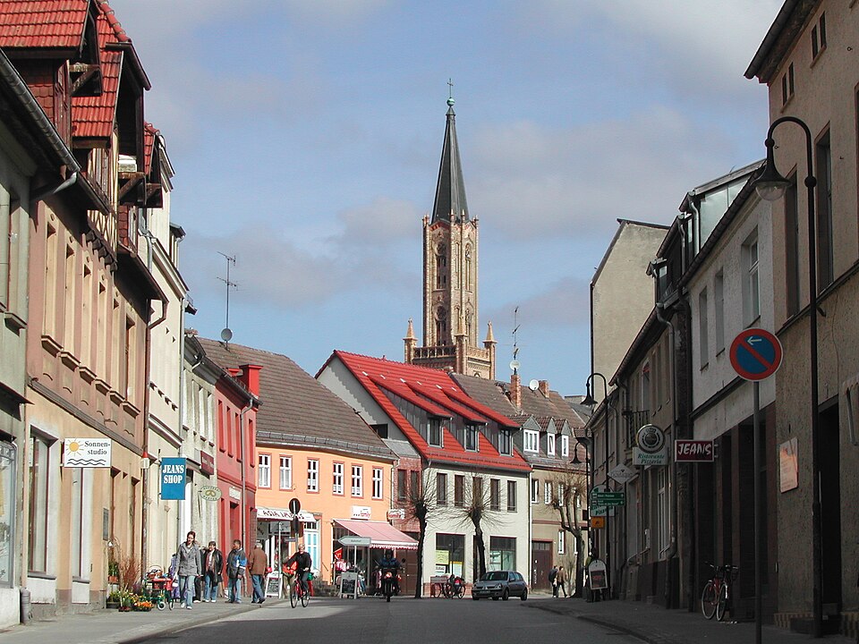 Fenster-Fachbetriebe in Fürstenberg: Havel-Kirchturm mit Brandenburger Strasse – Foto: Christopher Voitus Fenster-Fachbetriebe in Fürstenberg: Havel-Kirchturm mit Brandenburger Strasse