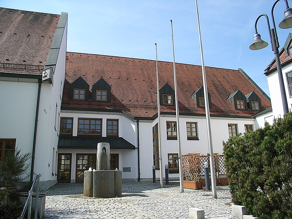 Fenster-Fachbetriebe in Fürstenzell: Rathaus – Foto: Konrad Lackerbeck Fenster-Fachbetriebe in Fürstenzell: Rathaus