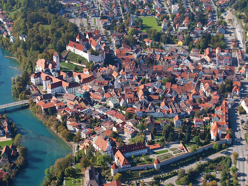 Fenster-Fachbetriebe in Füssen: Stadtansicht – Foto: Wolkenkratzer Fenster-Fachbetriebe in Füssen: Stadtansicht