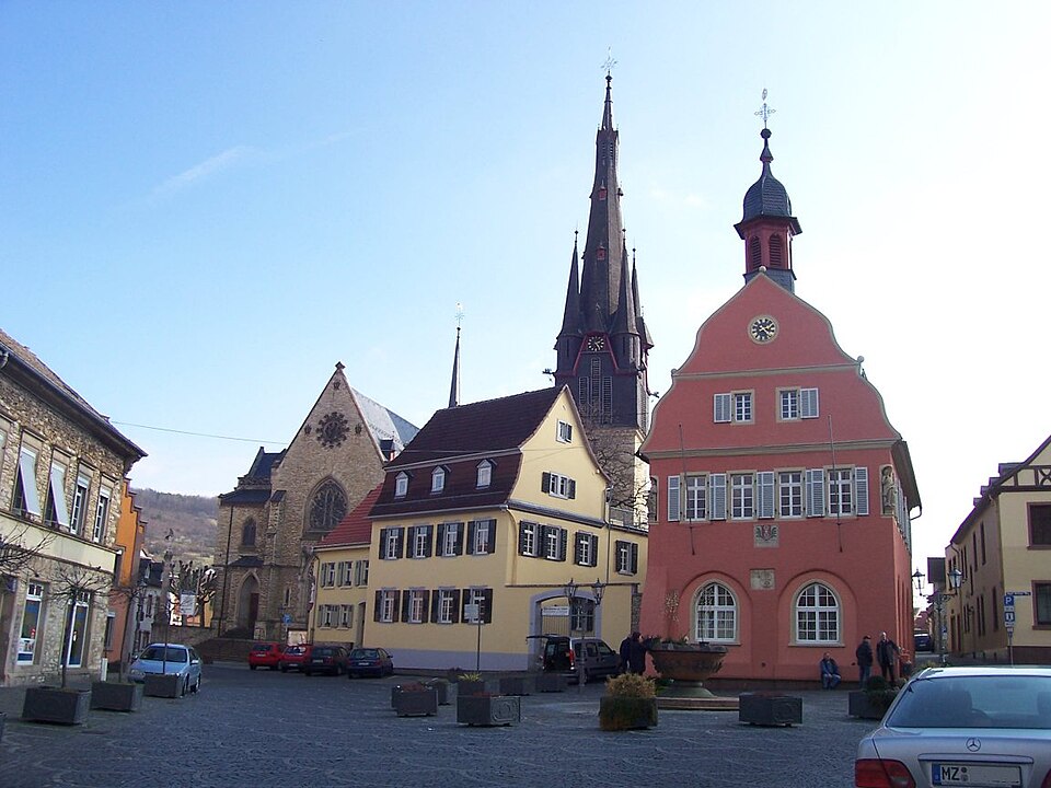 Fenster-Fachbetriebe in Gau-Algesheim: Rathaus am Marktplatz – Foto: Traveler100 Fenster-Fachbetriebe in Gau-Algesheim: Rathaus am Marktplatz