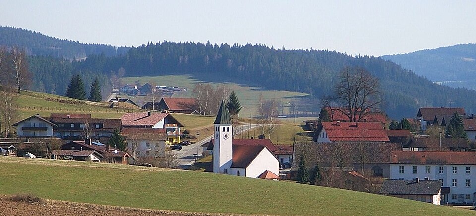 Fenster-Gurus in Geiersthal – Ansicht von Geiersthal (Foto: Konrad Lackerbeck) Fenster-Gurus in Geiersthal – Ansicht von Geiersthal