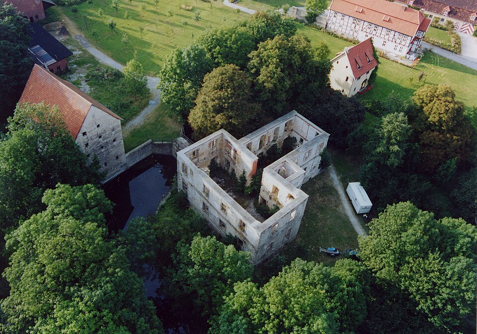 Fenster-Fachbetriebe in Geseke: Schlossruine – Foto: Anton Dreier bzw. Kulturring Störmede Fenster-Fachbetriebe in Geseke: Schlossruine