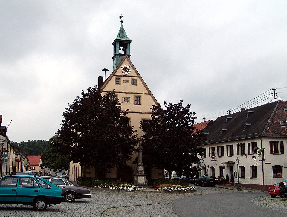 Fenster-Fachbetriebe in Grafenwöhr: Rathaus – Foto: btr Fenster-Fachbetriebe in Grafenwöhr: Rathaus