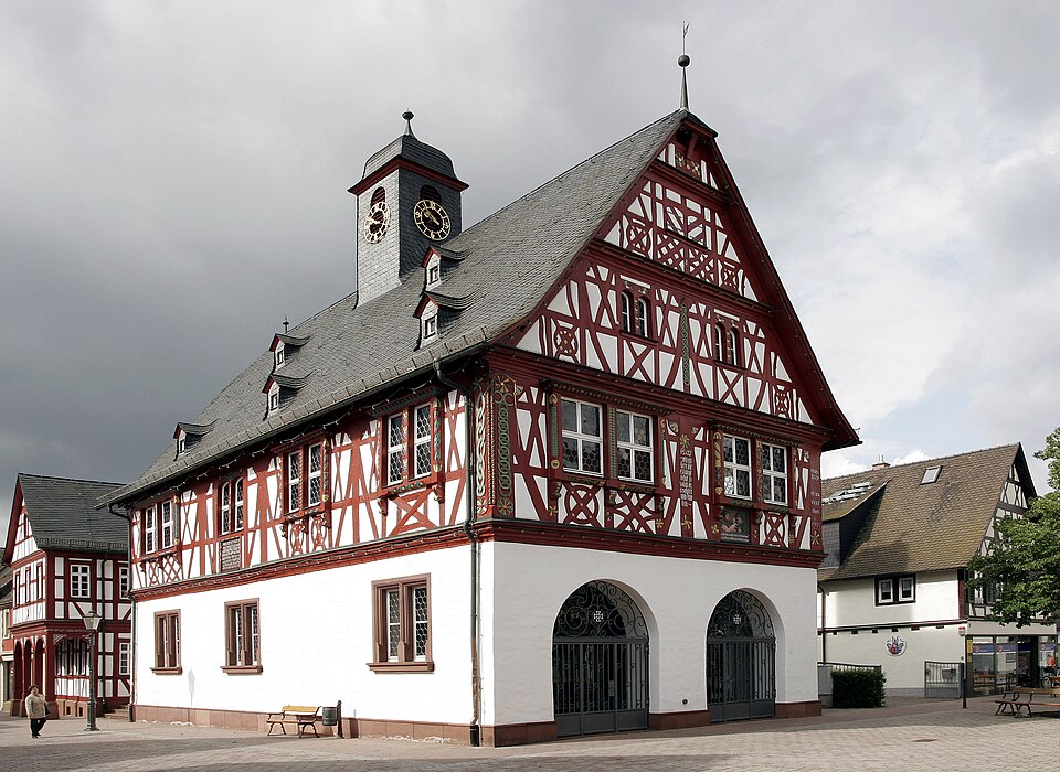Fenster-Fachbetriebe in Groß-Gerau: Gross Rathaus – Foto: Armin Kübelbeck --Kuebi 08:40, 17 May 2007 Fenster-Fachbetriebe in Groß-Gerau: Gross Rathaus
