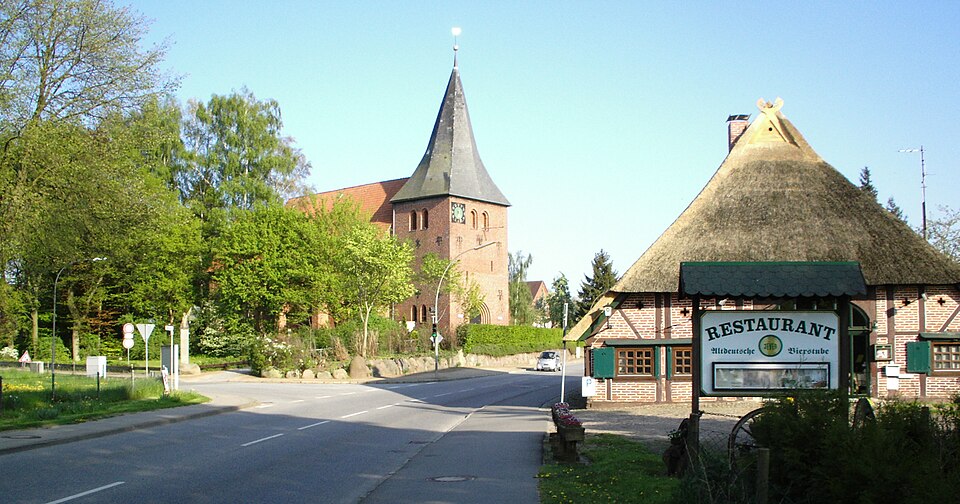 Fenster-Gurus in Groß Grönau – Ansicht von Groß Grönau (Foto: Der Bischof mit der E-Gitarre at de.wikipedia) Fenster-Gurus in Groß Grönau – Ansicht von Groß Grönau