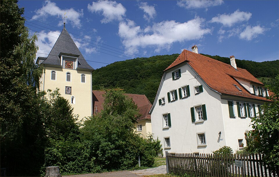 Fenster-Gurus in Gruibingen – Kirche und Pfarrhaus (Foto: Dr. Eugen Lehle) Kirche und Pfarrhaus in Gruibingen – Fenster-Gurus vermittelt Fachbetriebe in Gruibingen