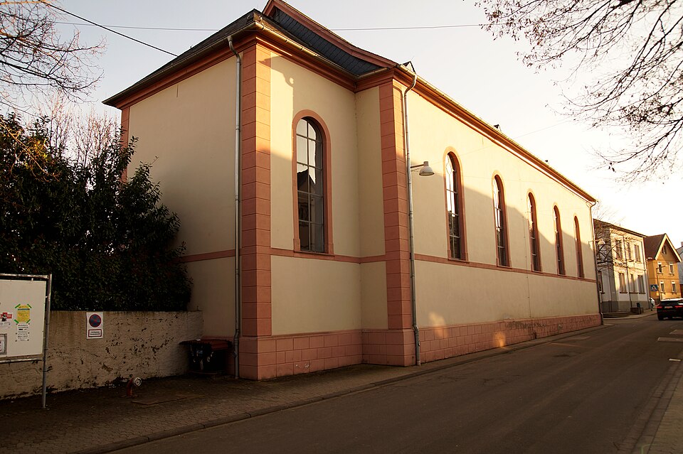 Fenster-Gurus in Hackenheim – Christuskirche (Foto: Nneuni) Christuskirche in Hackenheim – Fenster-Gurus vermittelt Fachbetriebe in Hackenheim