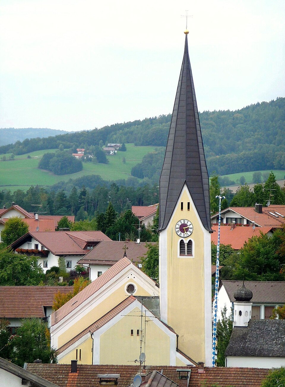 Fenster-Fachbetriebe in Haibach: Kirche – Foto: Konrad Lackerbeck Fenster-Fachbetriebe in Haibach: Kirche