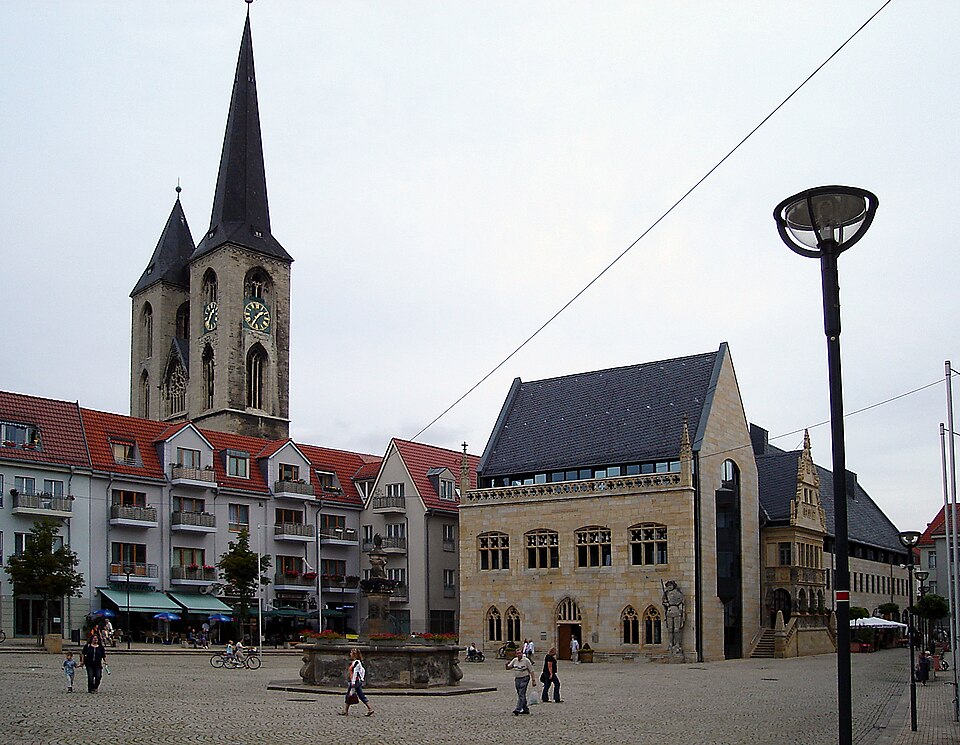 Fenster-Fachbetriebe in Halberstadt: Rathaus Roland Martinikirche – Foto: Mazbln Fenster-Fachbetriebe in Halberstadt: Rathaus Roland Martinikirche