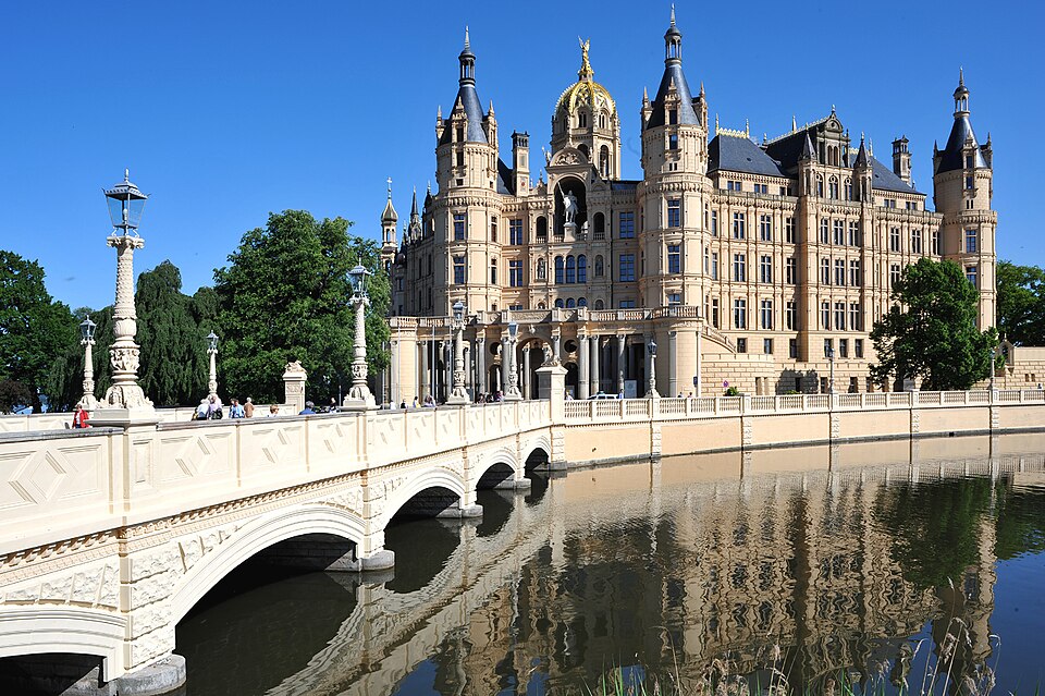 Fenster-Fachbetriebe in Halle: Schlossbruecke – Foto: Хрюша Fenster-Fachbetriebe in Halle: Schlossbruecke