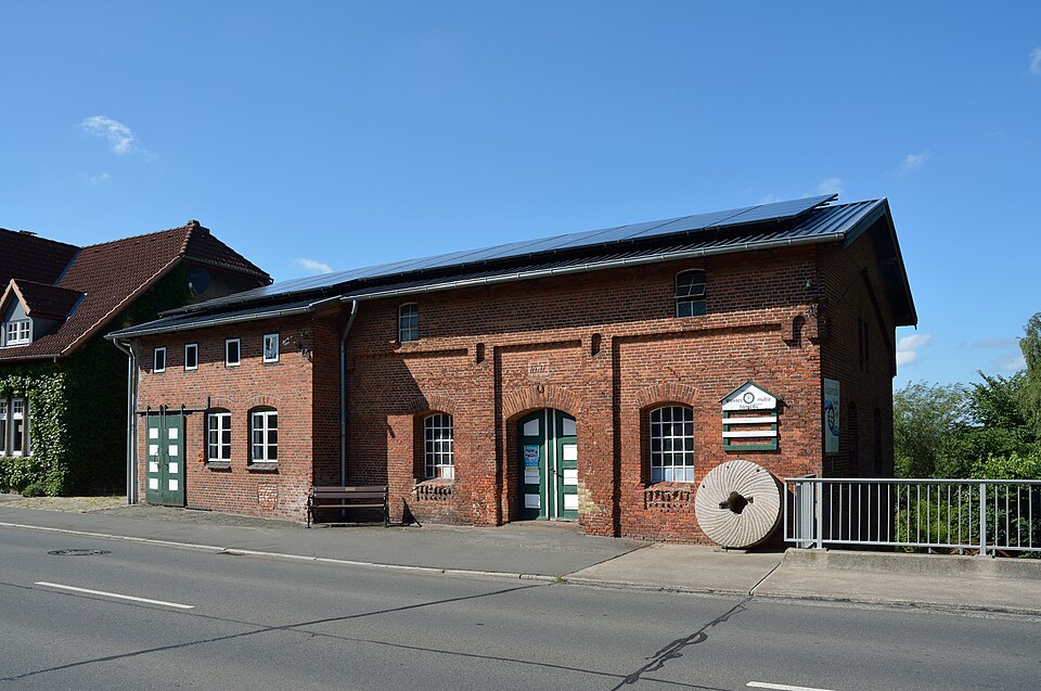 Fenster-Gurus in Hanerau-Hademarschen – Ansicht von Hanerau-Hademarschen (Foto: Nightflyer 19:45, 4 August 2015) Fenster-Gurus in Hanerau-Hademarschen – Ansicht von Hanerau-Hademarschen
