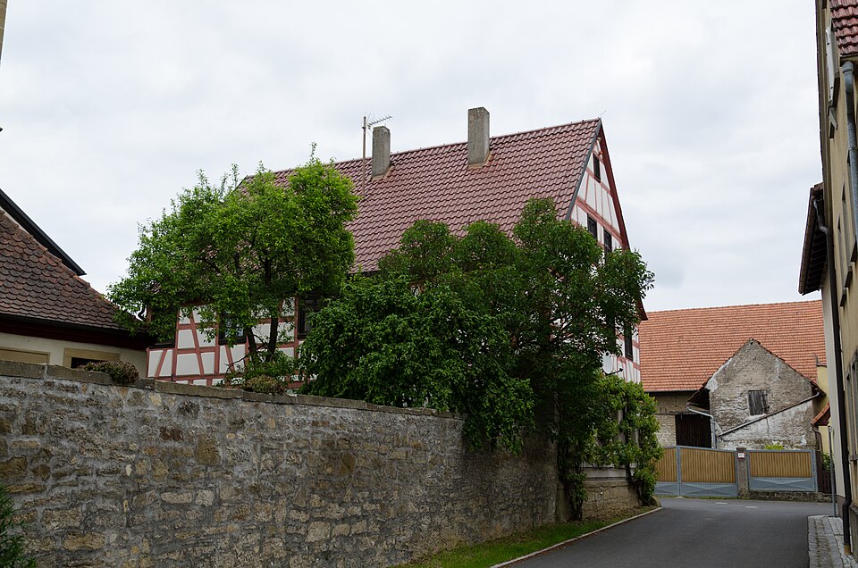 Fenster-Gurus in Hausen b. Würzburg – Ansicht von Hausen b. Würzburg (Foto: Tilman2007) Fenster-Gurus in Hausen b. Würzburg – Ansicht von Hausen b. Würzburg