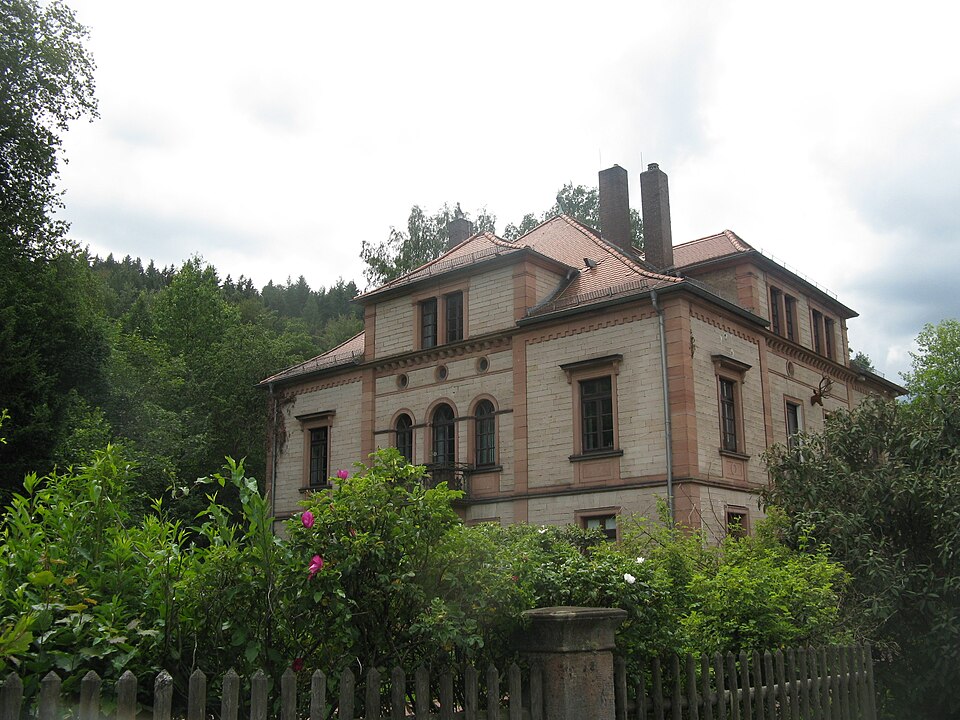 Fenster-Gurus in Heigenbrücken – Villa (Foto: Reise-Line) Villa in Heigenbrücken – Fenster-Gurus vermittelt Fachbetriebe in Heigenbrücken