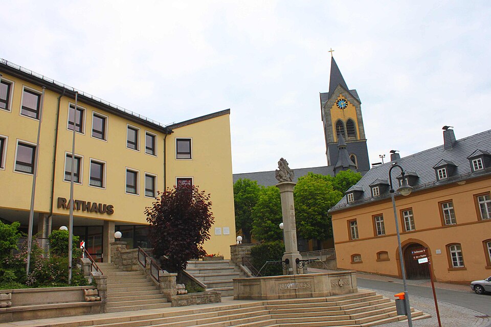Fenster-Fachbetriebe in Helmbrechts: Rathaus Kirche – Foto: Benreis Fenster-Fachbetriebe in Helmbrechts: Rathaus Kirche