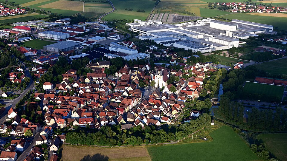 Fenster-Fachbetriebe in Herrieden: Stadtansicht – Foto: Wolkenkratzer Fenster-Fachbetriebe in Herrieden: Stadtansicht