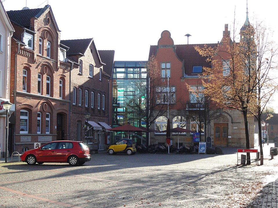 Fenster-Fachbetriebe in Hessisch Oldendorf: Marktplatz mit Rathaus