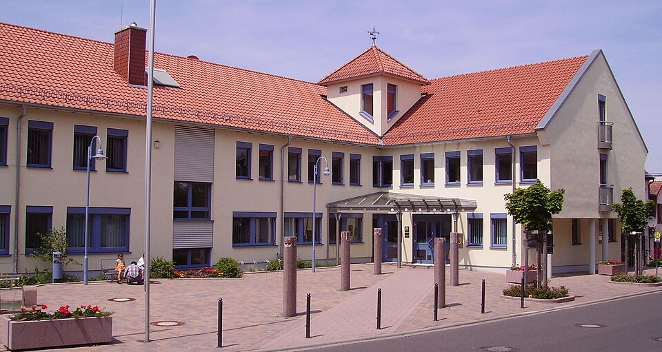 Fenster-Gurus in Hettenleidelheim – Rathaus (Foto: Immanuel Giel) Rathaus in Hettenleidelheim – Fenster-Gurus vermittelt Fachbetriebe in Hettenleidelheim