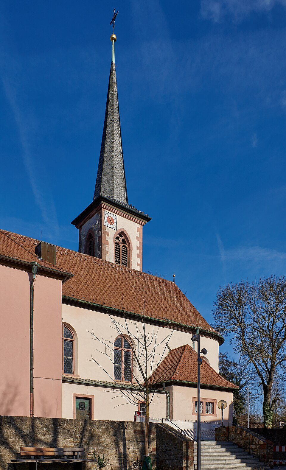 Fenster-Gurus in Hettstadt – Kath. Pfarrkirche (Foto: Tilman2007) Kath. Pfarrkirche in Hettstadt – Fenster-Gurus vermittelt Fachbetriebe in Hettstadt