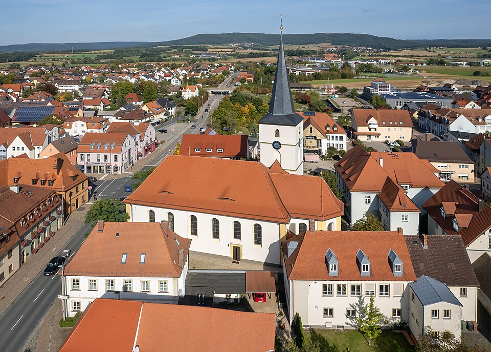 Fenster-Fachbetriebe in Hirschaid: Kirche Luftbild – Foto: Ermell Fenster-Fachbetriebe in Hirschaid: Kirche Luftbild