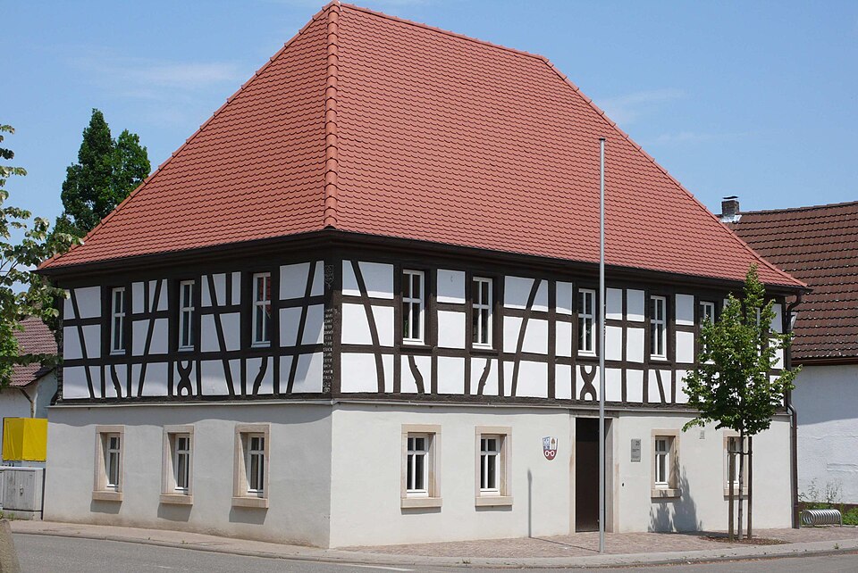 Historisches Rathaus in Hochdorf-Assenheim – Fenster-Gurus vermittelt Fachbetriebe in Hochdorf-Assenheim