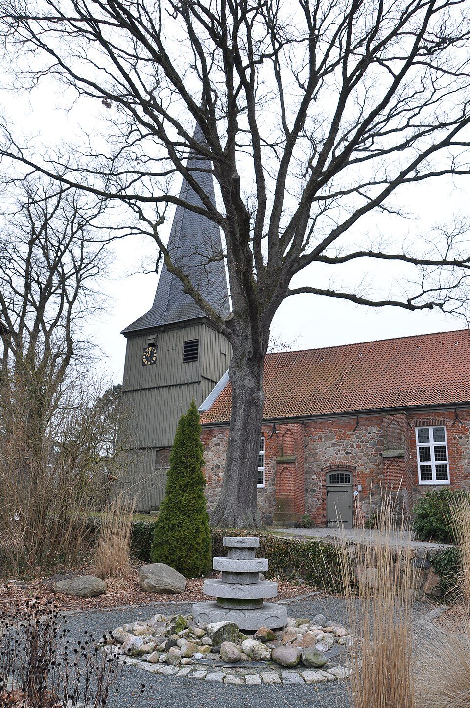 Fenster-Gurus in Hollenstedt – Glockenturm Kirche (Foto: ClausNe) Glockenturm Kirche in Hollenstedt – Fenster-Gurus vermittelt Fachbetriebe in Hollenstedt