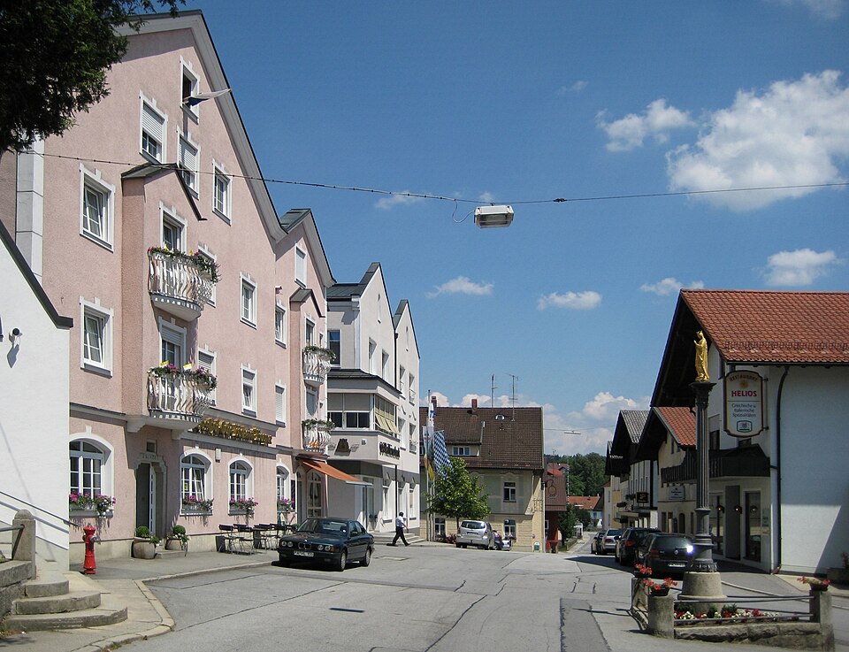 Fenster-Fachbetriebe in Hutthurm: Marktplatz – Foto: Aconcagua Fenster-Fachbetriebe in Hutthurm: Marktplatz