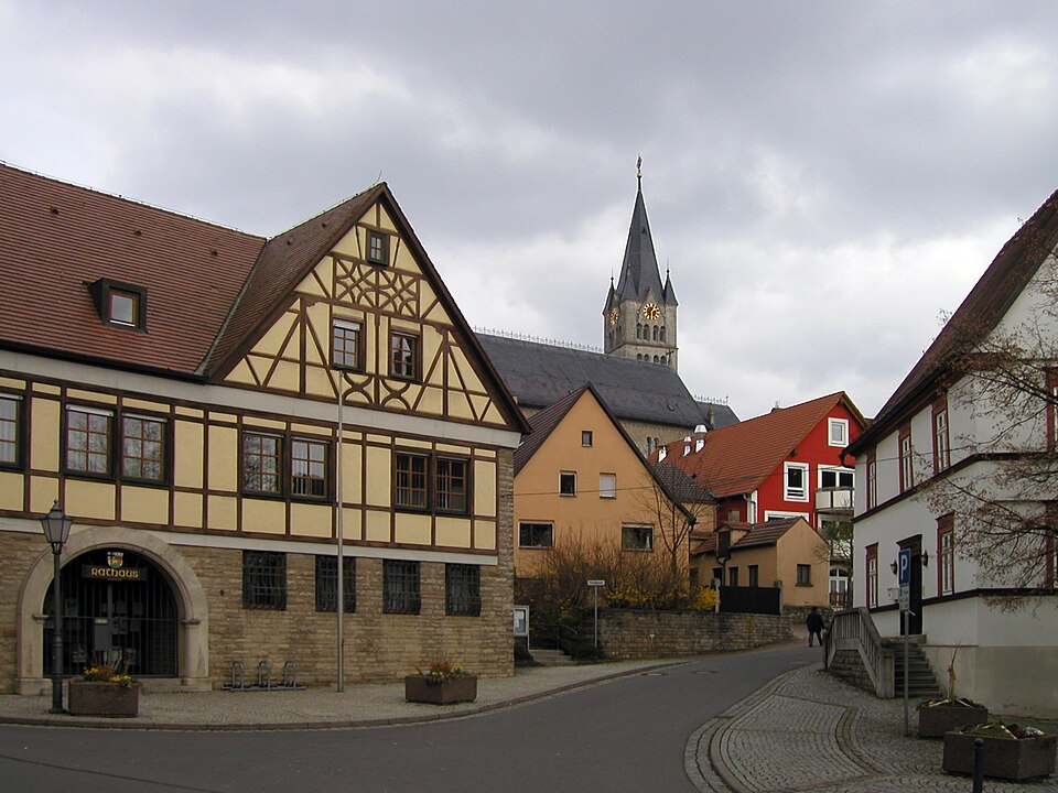 Fenster-Fachbetriebe in Igersheim: Rathaus und katholische Kirche – Foto: Schorle Fenster-Fachbetriebe in Igersheim: Rathaus und katholische Kirche