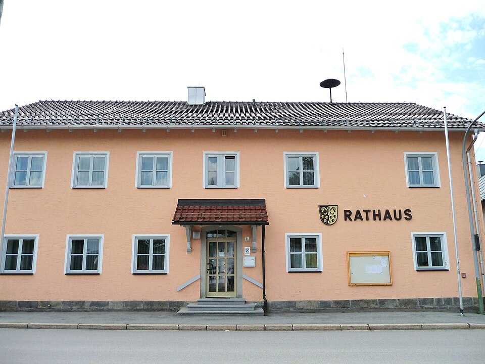 Fenster-Gurus in Jandelsbrunn – Rathaus (Foto: Konrad Lackerbeck) Rathaus in Jandelsbrunn – Fenster-Gurus vermittelt Fachbetriebe in Jandelsbrunn