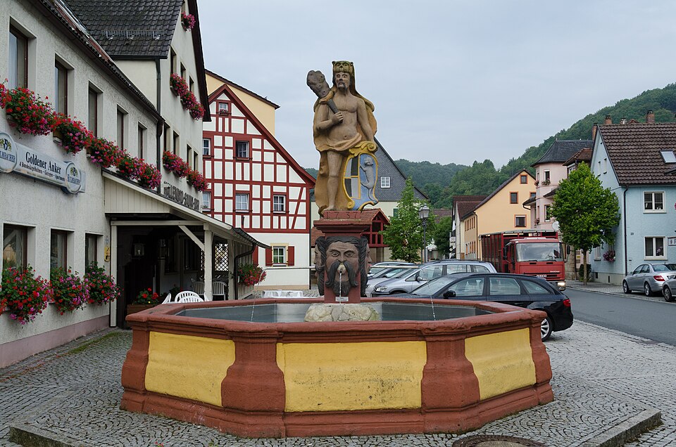 Fenster-Gurus in Kasendorf – Marktplatz (Foto: Tilman2007) Marktplatz in Kasendorf – Fenster-Gurus vermittelt Fachbetriebe in Kasendorf