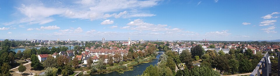 Fenster-Fachbetriebe in Kehl: Panorama Straßburg Weißtannenturm – Foto: Karthoo Fenster-Fachbetriebe in Kehl: Panorama Straßburg Weißtannenturm