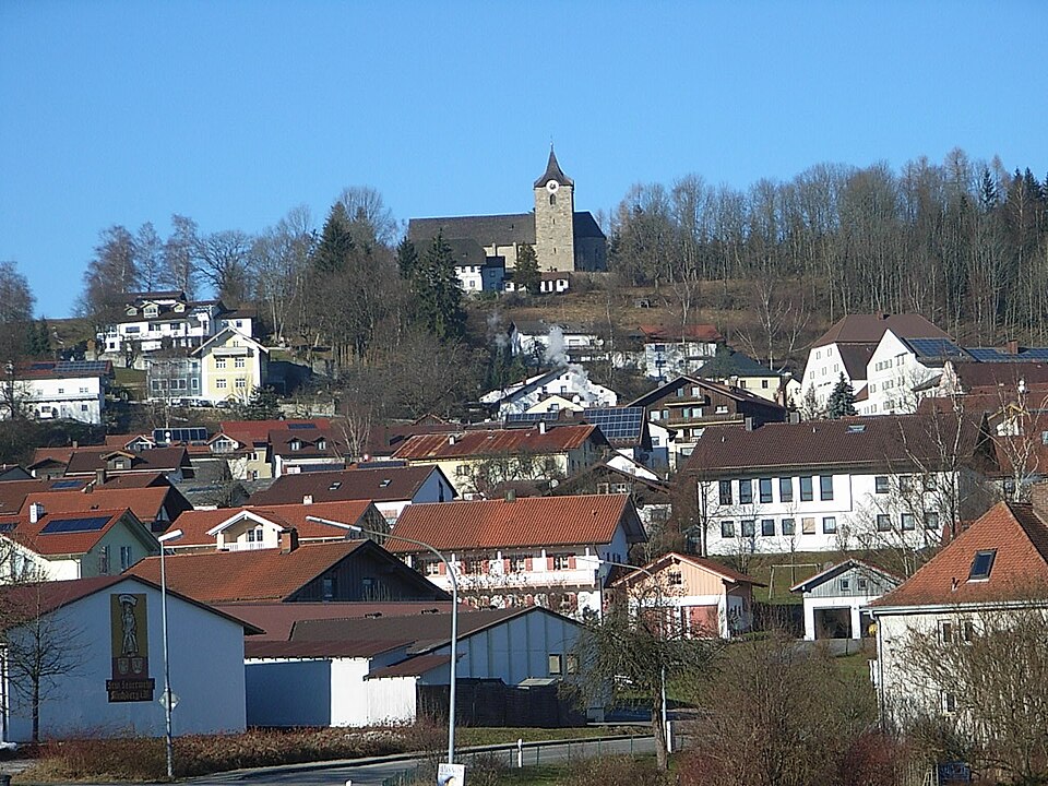 Fenster-Gurus in Kirchberg i. Wald – Ansicht von Kirchberg i. Wald (Foto: Konrad Lackerbeck) Fenster-Gurus in Kirchberg i. Wald – Ansicht von Kirchberg i. Wald