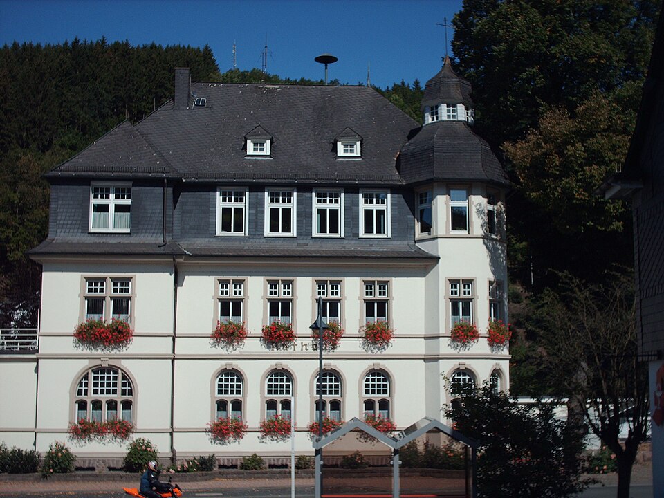 Fenster-Fachbetriebe in Kirchhundem: Rathaus – Foto: Stefan Flöper Fenster-Fachbetriebe in Kirchhundem: Rathaus