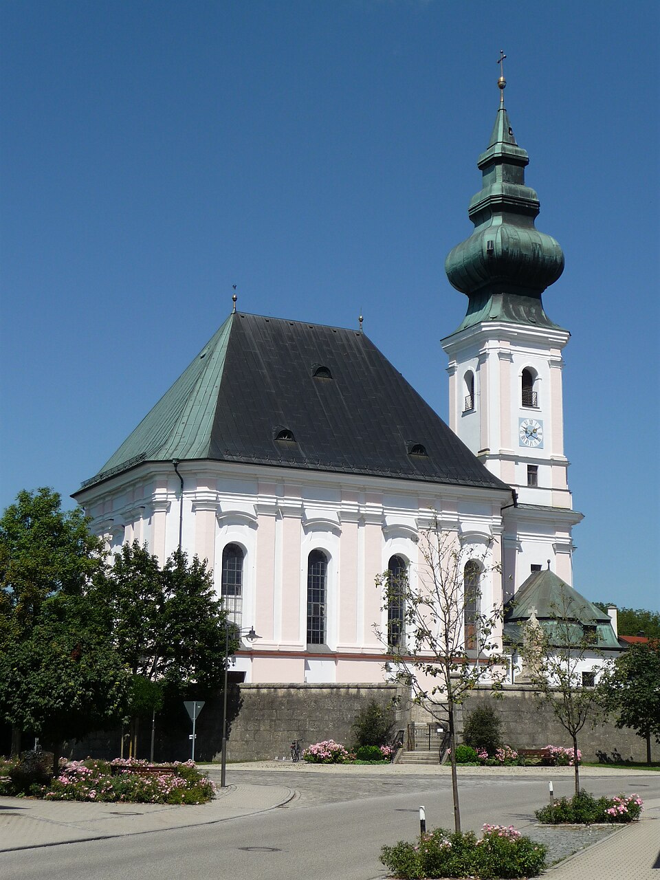 Pfarrkirche in Kirchweidach – Fenster-Gurus vermittelt Fachbetriebe in Kirchweidach
