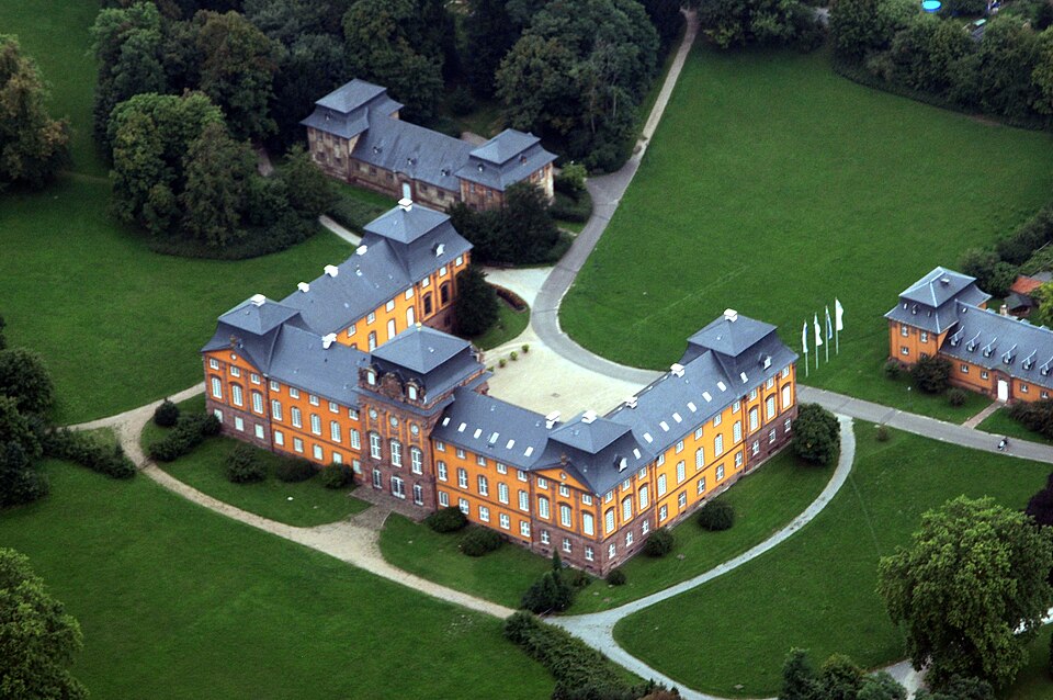 Fenster-Gurus in Kleinheubach – Schloss (Foto: Fritz Geller-Grimm supported by Rüdiger Wandke) Schloss in Kleinheubach – Fenster-Gurus vermittelt Fachbetriebe in Kleinheubach