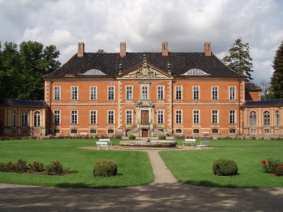 Fenster-Gurus in Klütz – Schloss (Foto: JFKCom) Schloss in Klütz – Fenster-Gurus vermittelt Fachbetriebe in Klütz