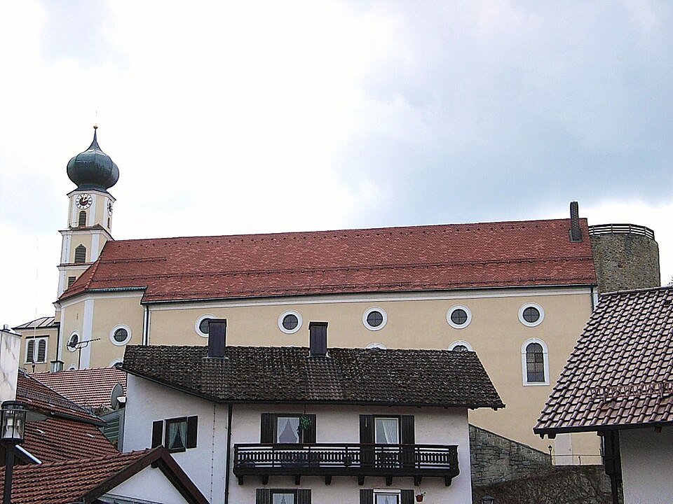 Fenster-Gurus in Kollnburg – Pfarrkirche (Foto: Konrad Lackerbeck) Pfarrkirche in Kollnburg – Fenster-Gurus vermittelt Fachbetriebe in Kollnburg