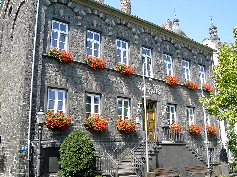Rathaus in Kruft – Fenster-Gurus vermittelt Fachbetriebe in Kruft
