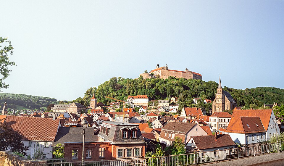 Fenster-Fachbetriebe in Kulmbach: Blick auf und die Plassenburg, Panorama – Foto: DYVER Fenster-Fachbetriebe in Kulmbach: Blick auf und die Plassenburg, Panorama